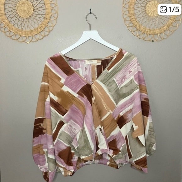 entro Tops - Entro Size Large Watercolor brushstroke crossover style.